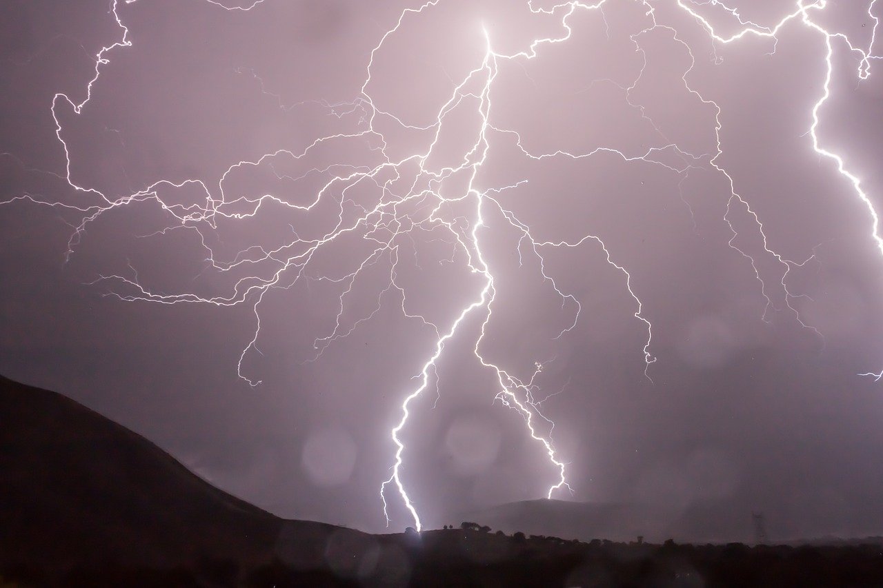 私の友人は軍隊にいて、軍隊にもいるので、私たちは両方とも暴風雨に見舞われなければなりませんでした。